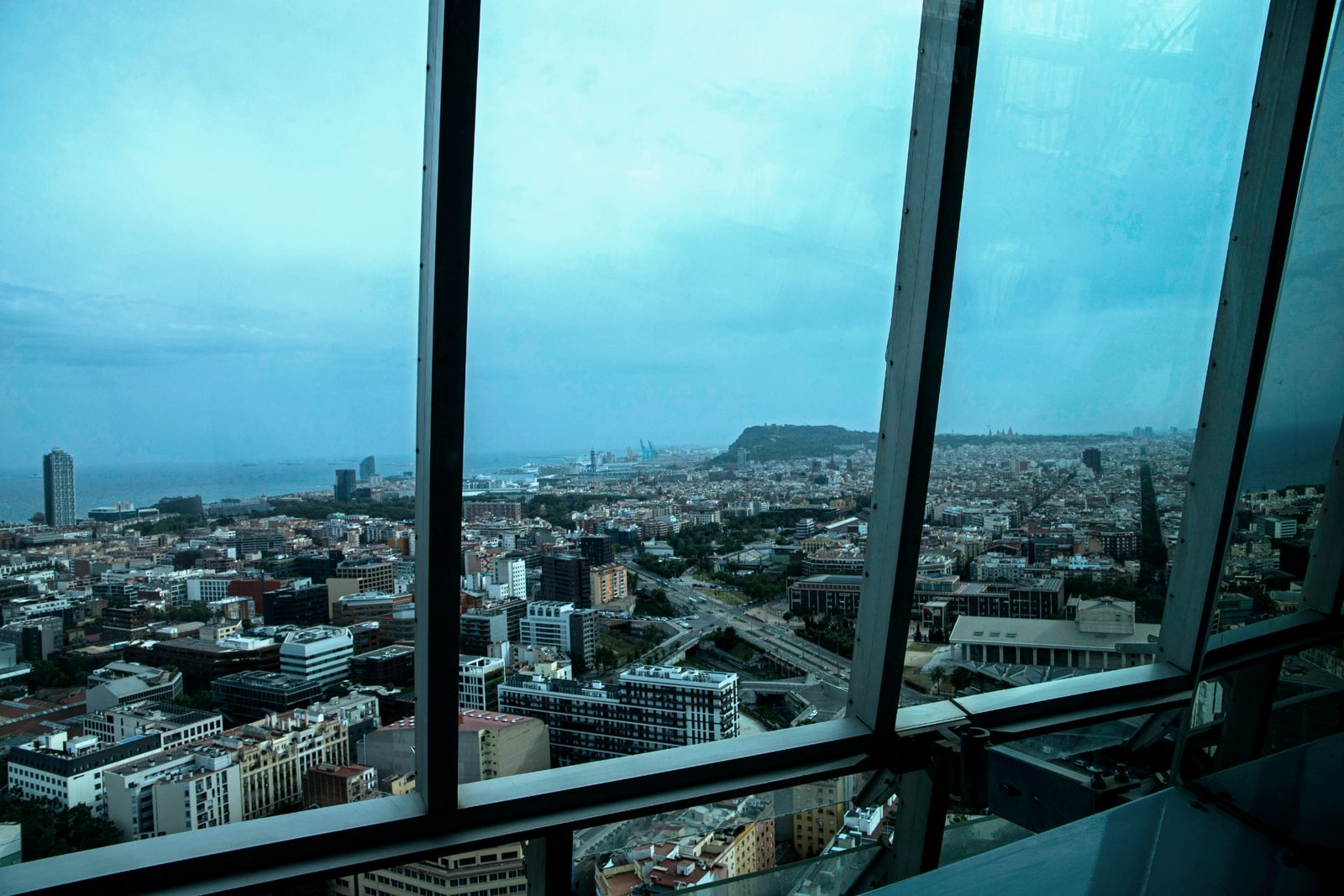 Edificios de oficinas modernos y corporativos.
